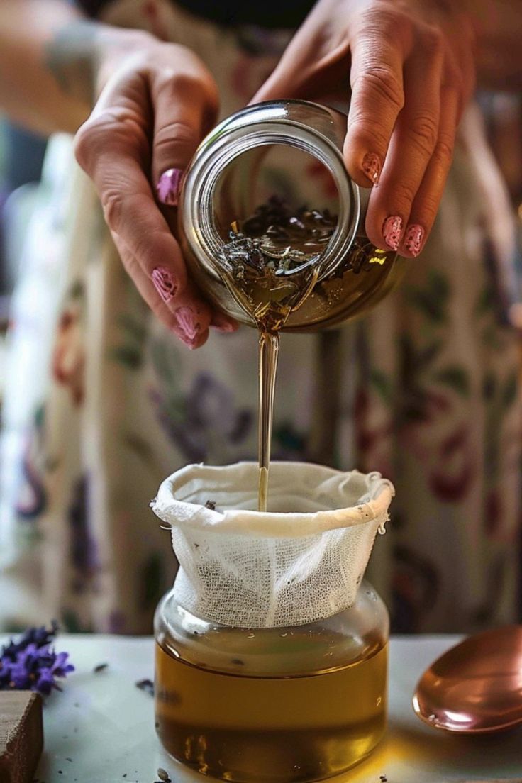Jojoba macerada con romero, ortiga, amla, guayaba, cempasúchil y neem.