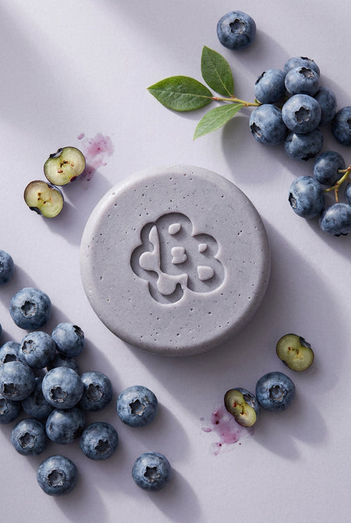 Shampoo sólido detox para cabello graso Berry Botanical, berry de mora azul vista desde arriba