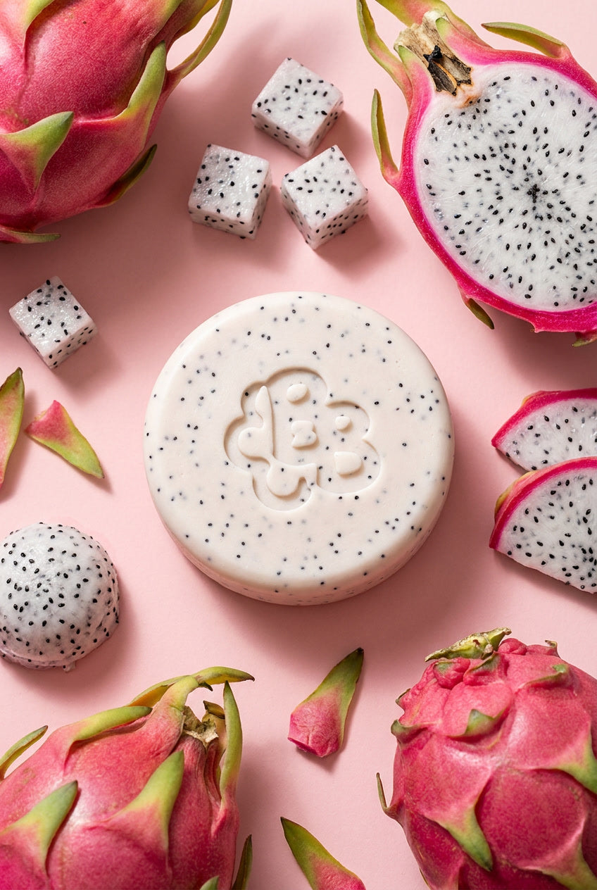 Shampoo sólido para cabello seco Berry Botanical, berry de pitaya vista desde arriba